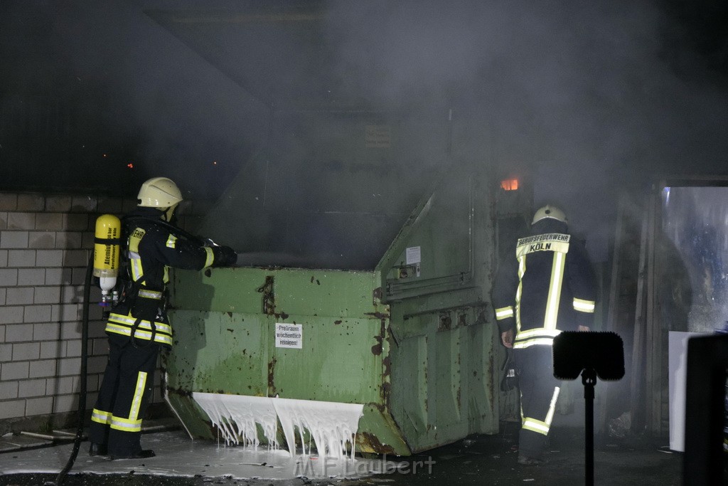 Feuer Papp Presscontainer Koeln Hoehenberg Bochumerstr P095.JPG - Miklos Laubert